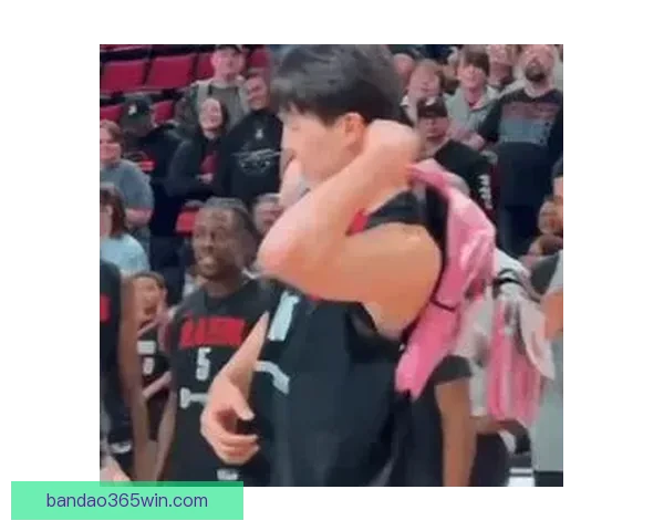 杨瀚森女友晒情侣同款粉色卫衣互动甜蜜 网友纷纷围观热议